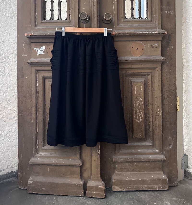 MIRO’S LINE SKIRT BLACK